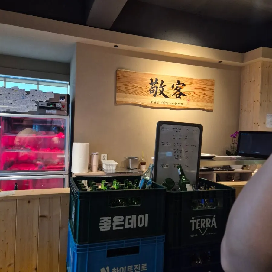 돗돗 밀양본점 내부와 메뉴 공간