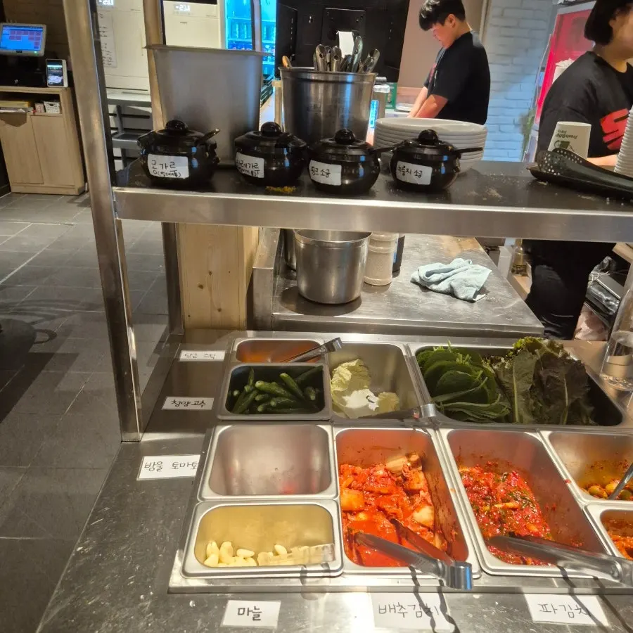 오겹살 주문 뒤 차려진 밑반찬