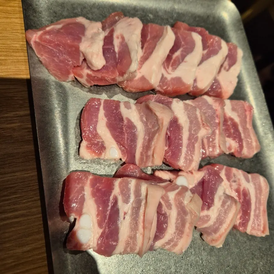 주문한 선홍빛 오겹살