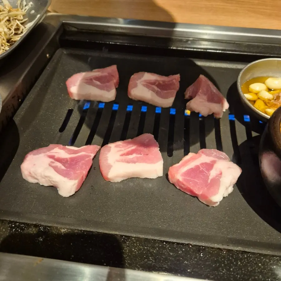불판 위에서 굽는 오겹살