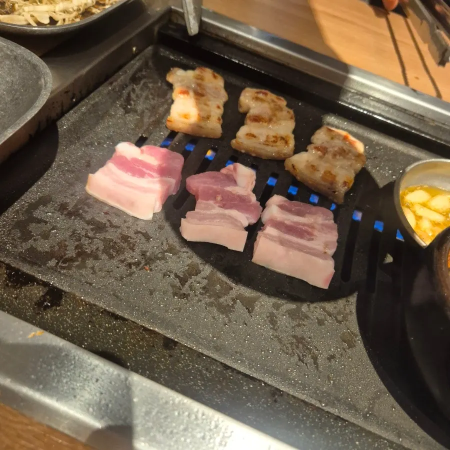 쫀득하게 구워진 오겹살