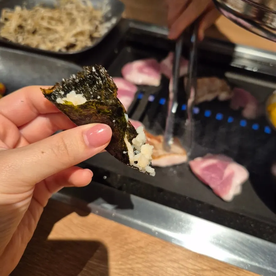 김과 명란마요밥을 곁들인 고기