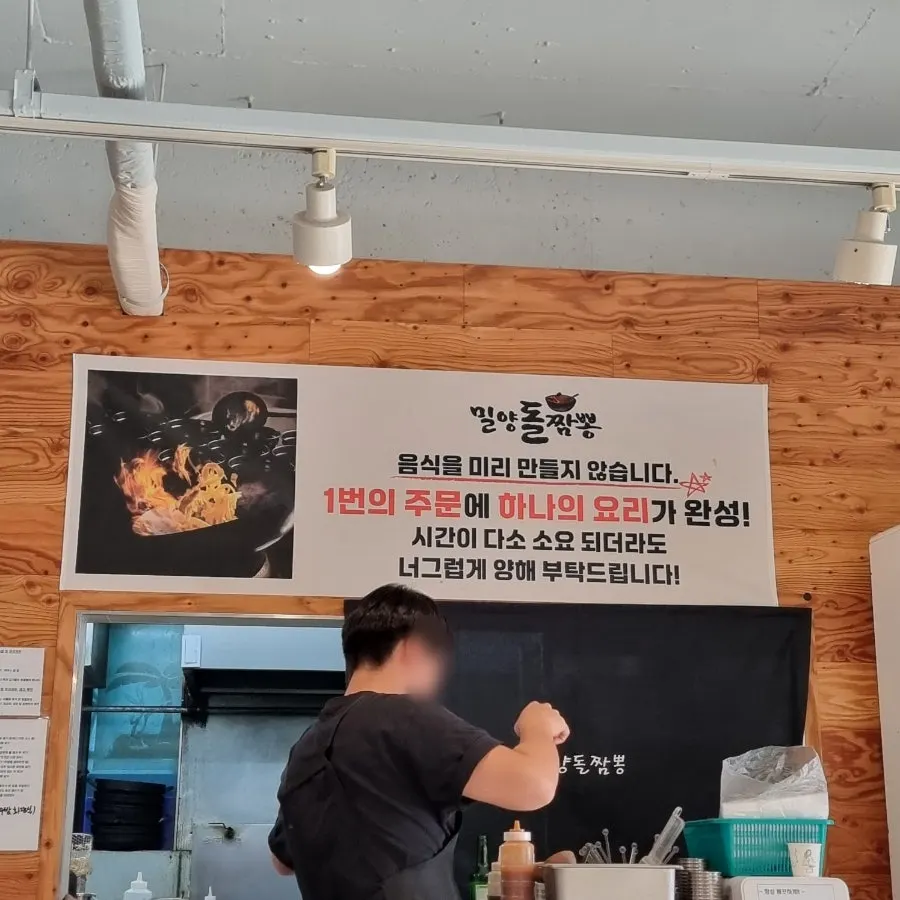 일부 오픈된 주방이 보이는 매장 내부