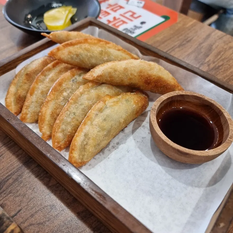 접시에 담긴 군만두