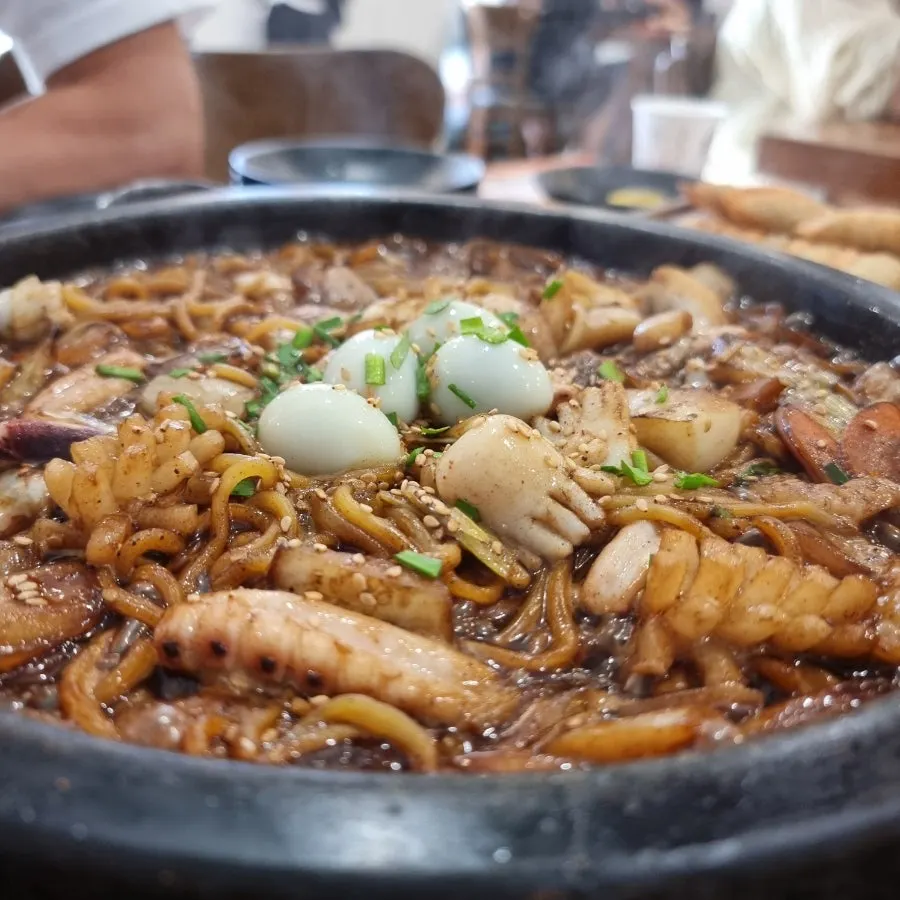 돌판에 올려 나온 돌짜장