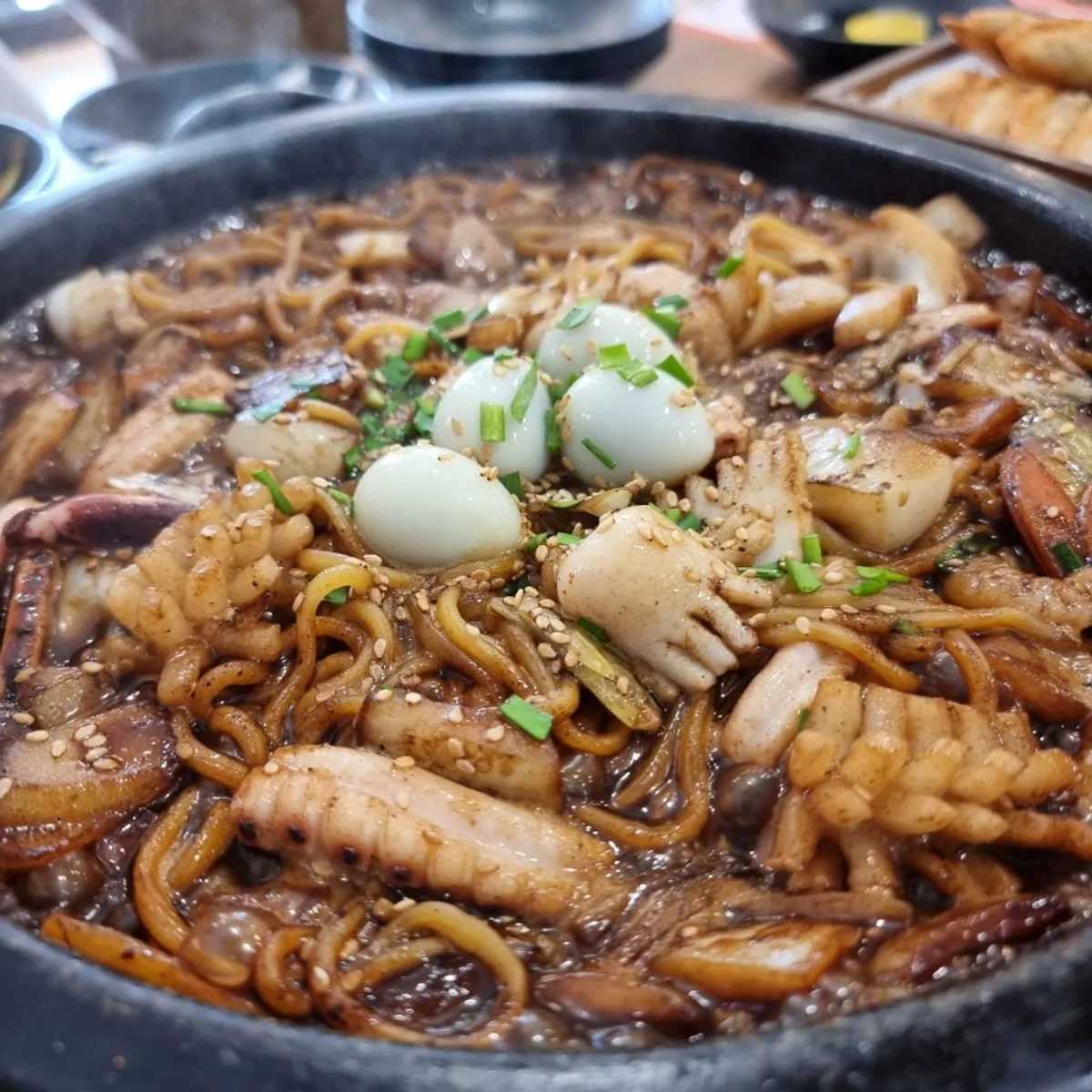 오징어와 새우가 들어간 돌짜장 클로즈업