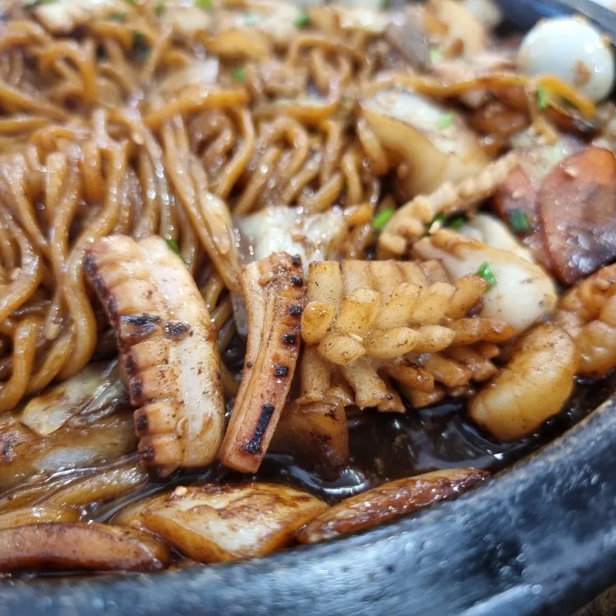 비벼낸 돌짜장 한 젓가락
