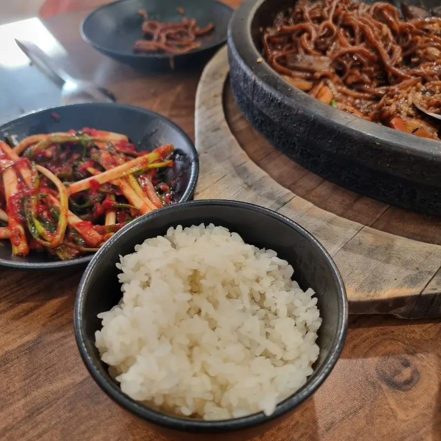 해산물과 채소가 보이는 돌짜장