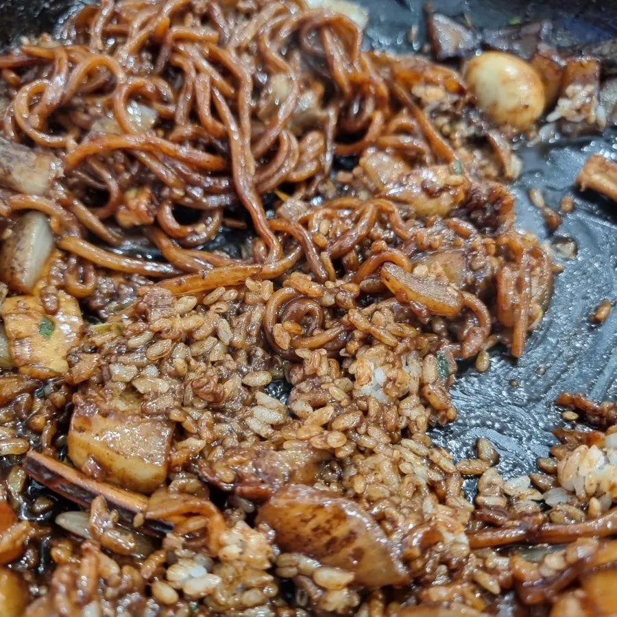 셀프바에서 가져온 밥과 돌판 누룽지