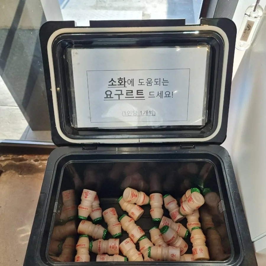 요구르트와 사탕이 놓인 후식 코너