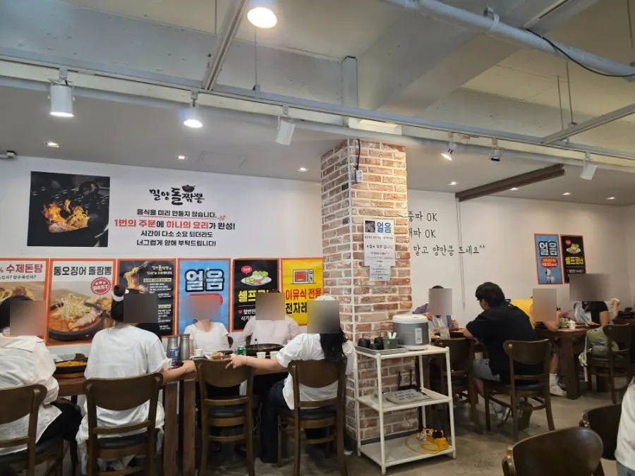 Waiting crowd at the entrance of Milyang Dol Jjamppong