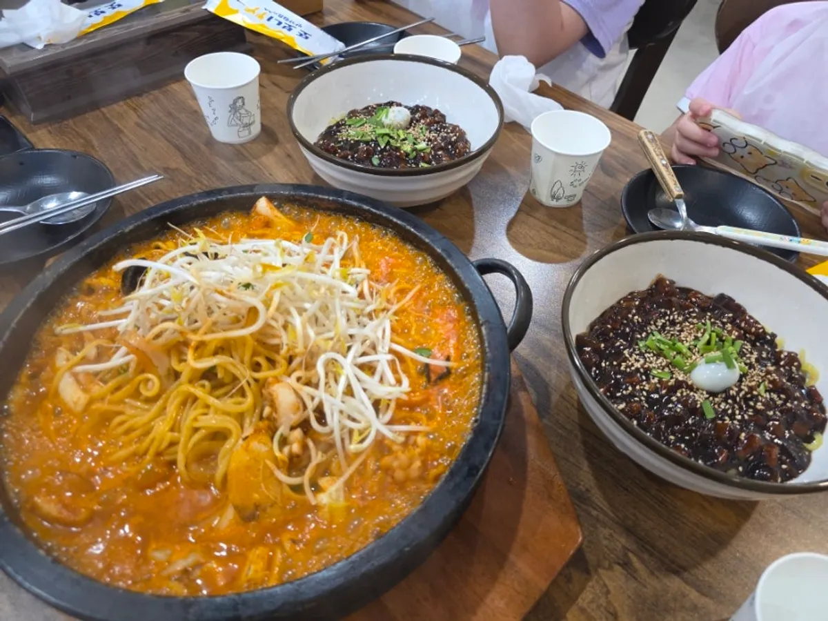 Scorched-rice stone-plate jjamppong topped with bean sprouts