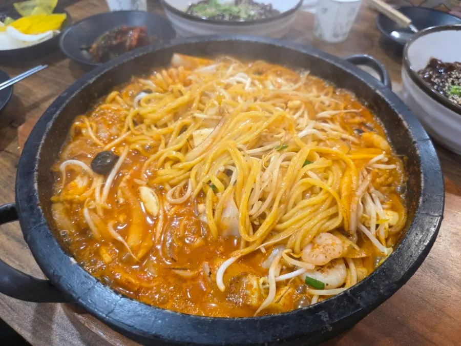 Stir-fried style stone-plate jjamppong with thick sauce