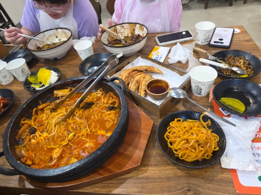 Stone-plate jjamppong mixed with bean sprouts