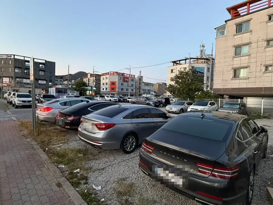 밀양돌짬뽕 매장 앞 주차 공간