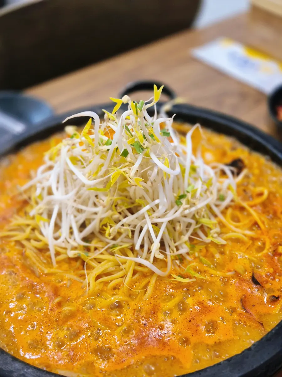 밀양돌짬뽕 매장 외관과 입구
