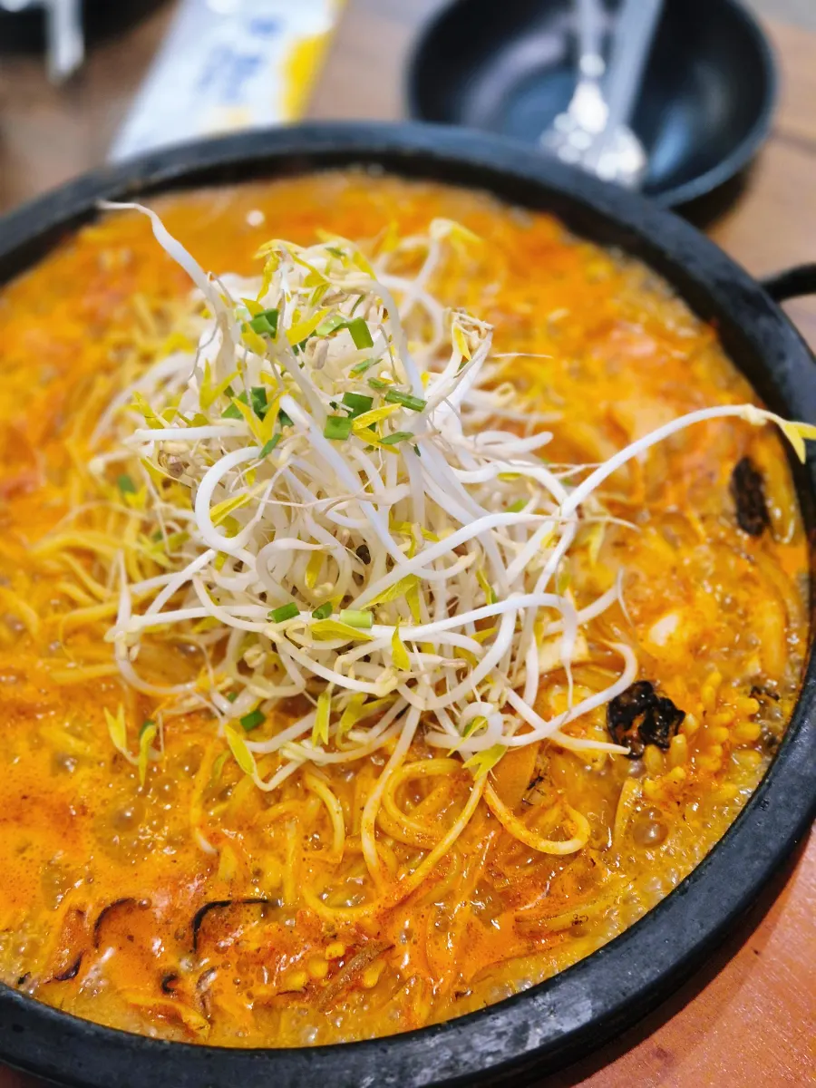 숙주와 함께 볶음 짬뽕처럼 변한 돌판 짬뽕