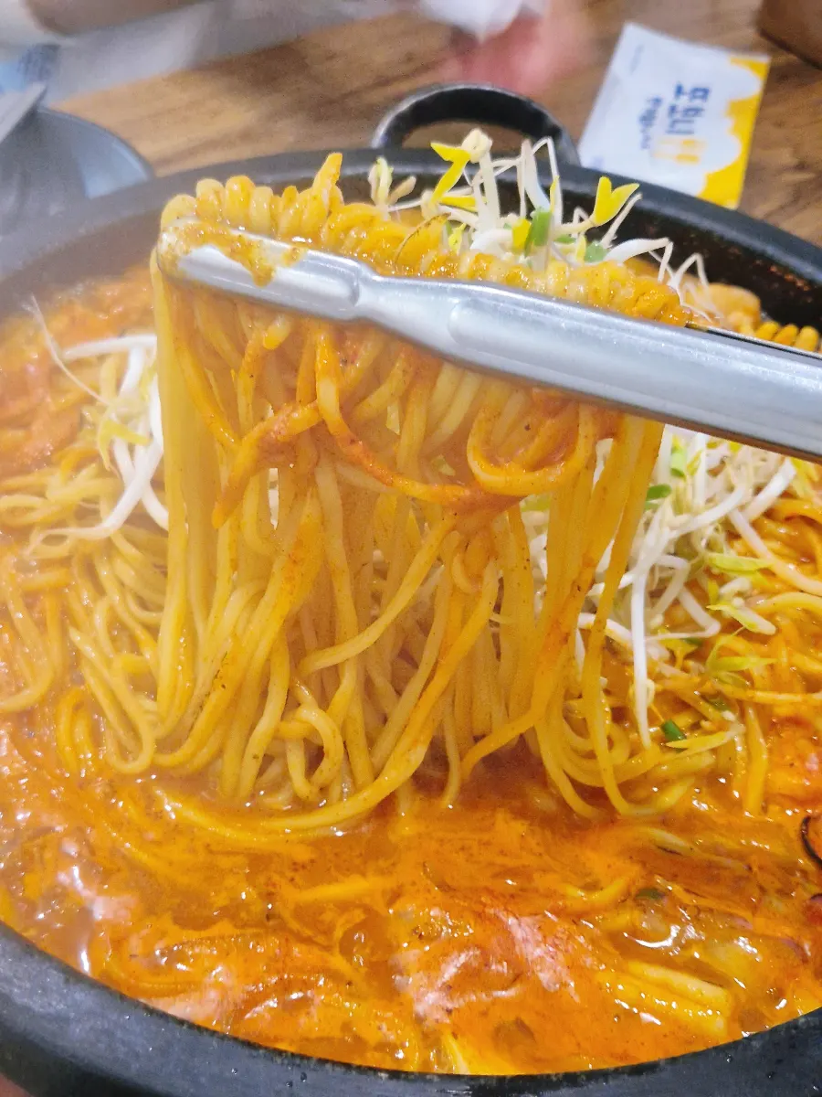 돌판 짬뽕 면과 숙주를 섞는 모습