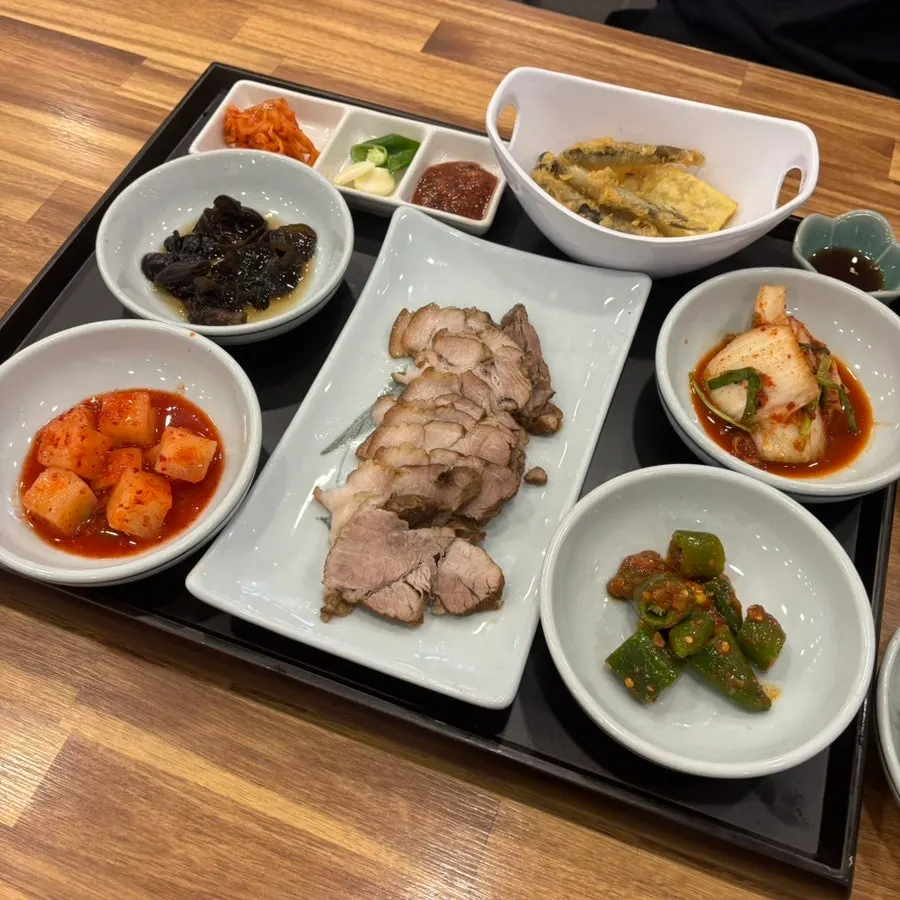 목이버섯장아찌와 잡채 등 기본찬