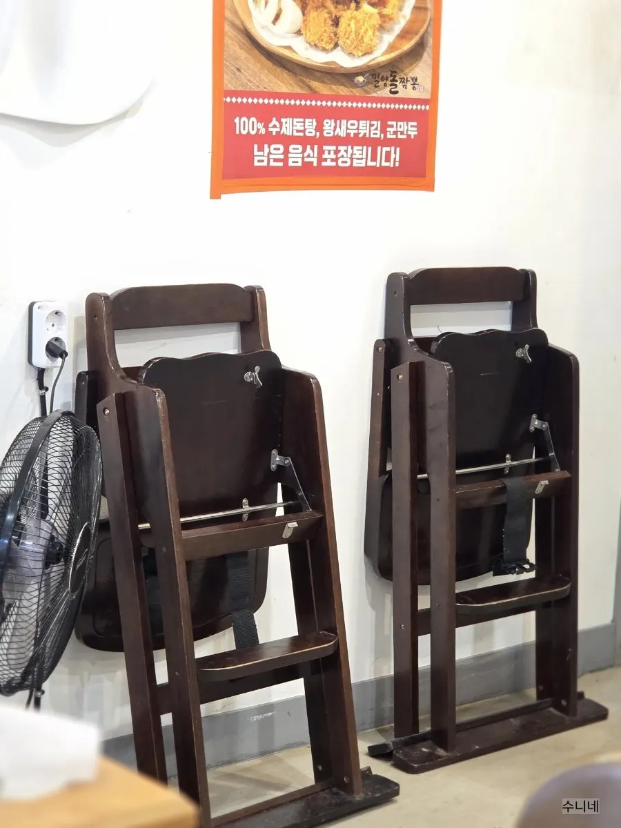 Corner with disposable aprons available
