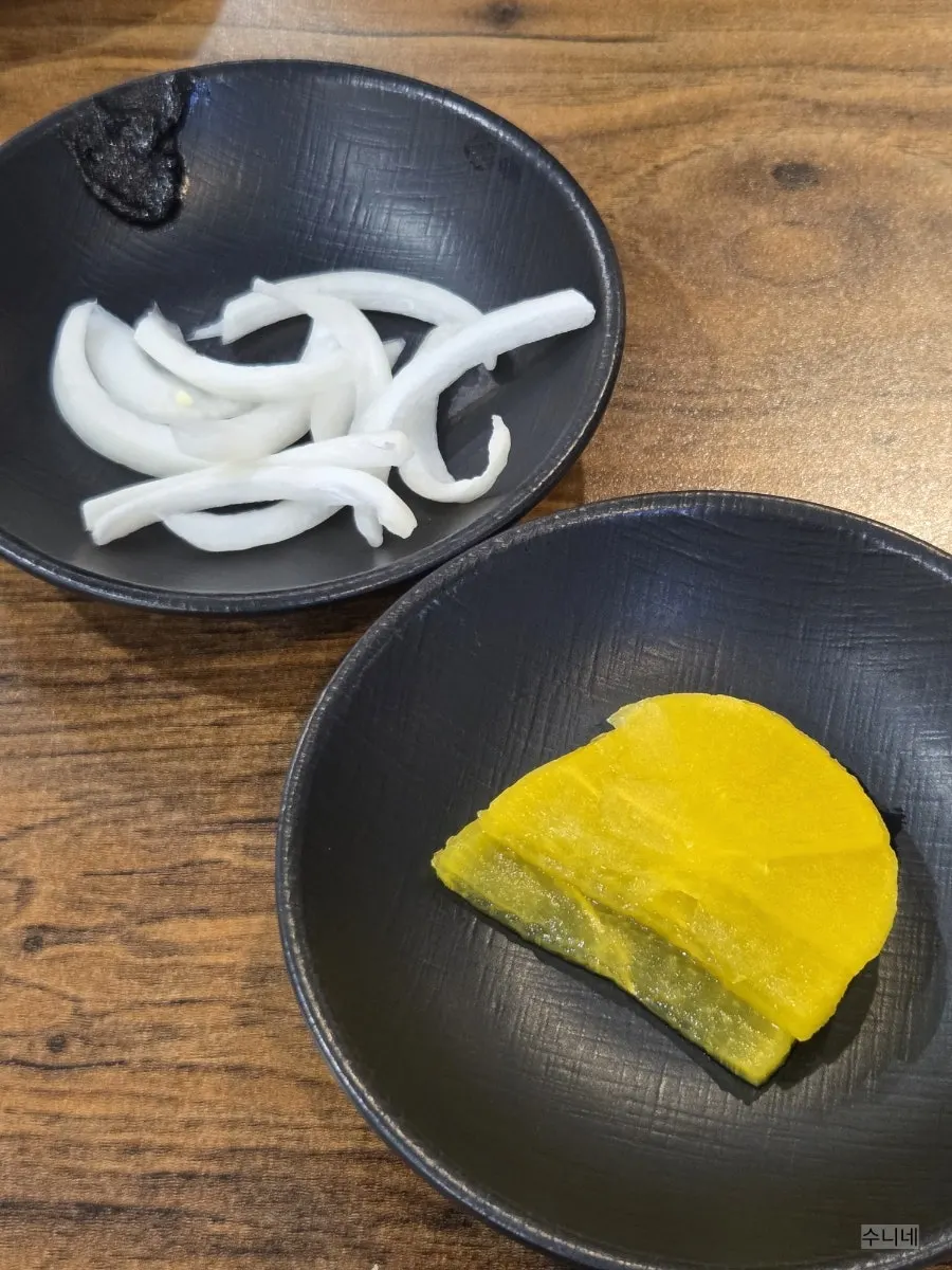 Basic side dishes of onion and pickled radish