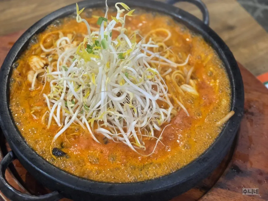 Stone-plate jjamppong bubbling on the hot stone plate
