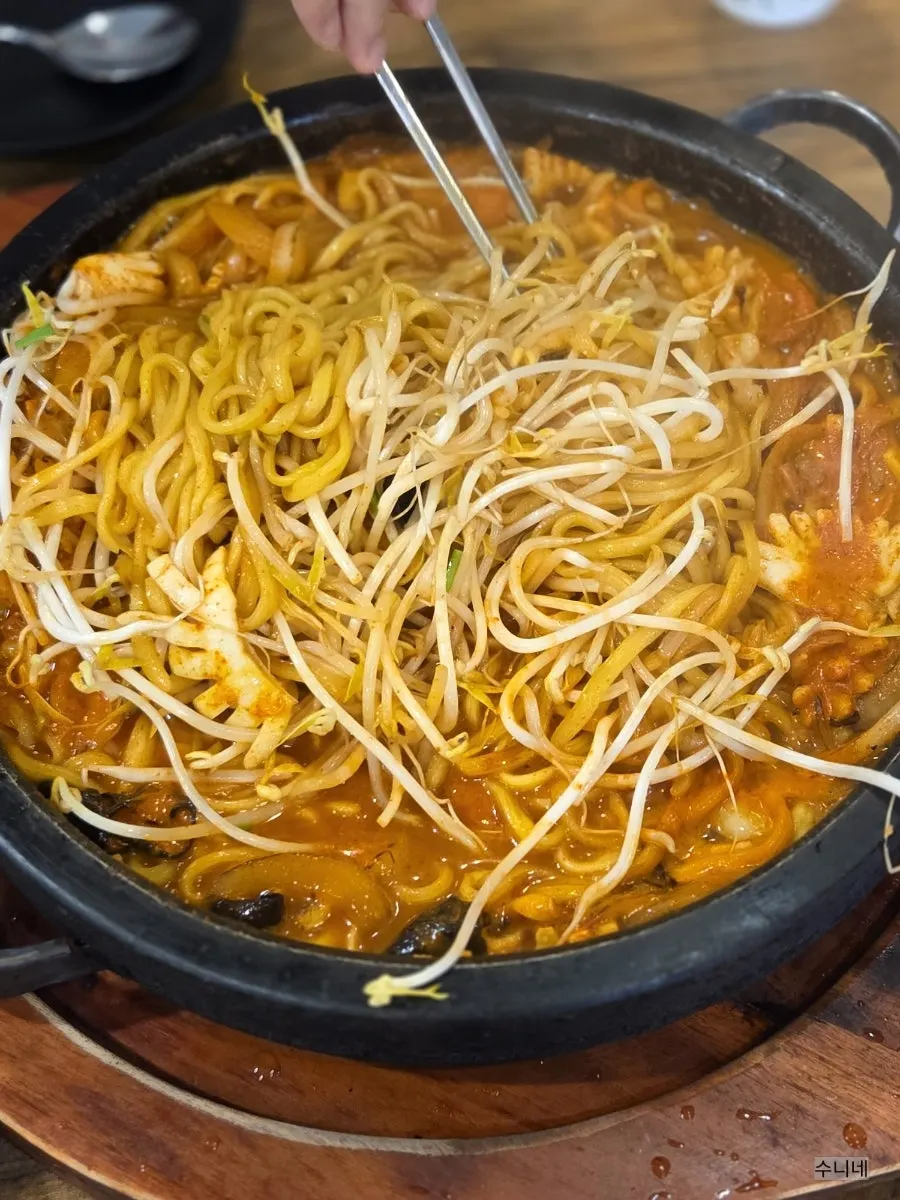 Stone-plate jjamppong with bean sprouts mixed into the noodles