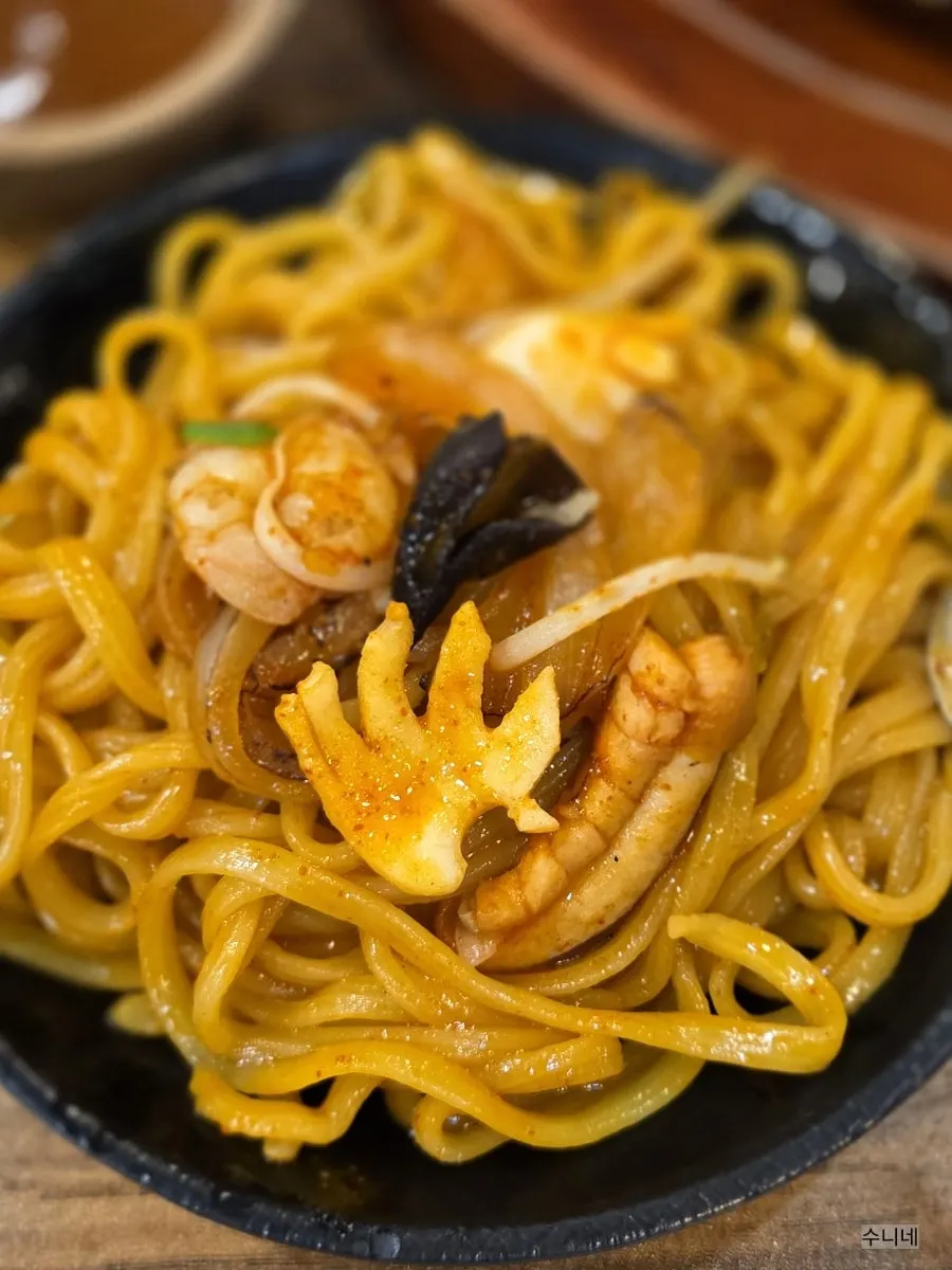 Stone-plate jjamppong broth reduced into a stir-fried style