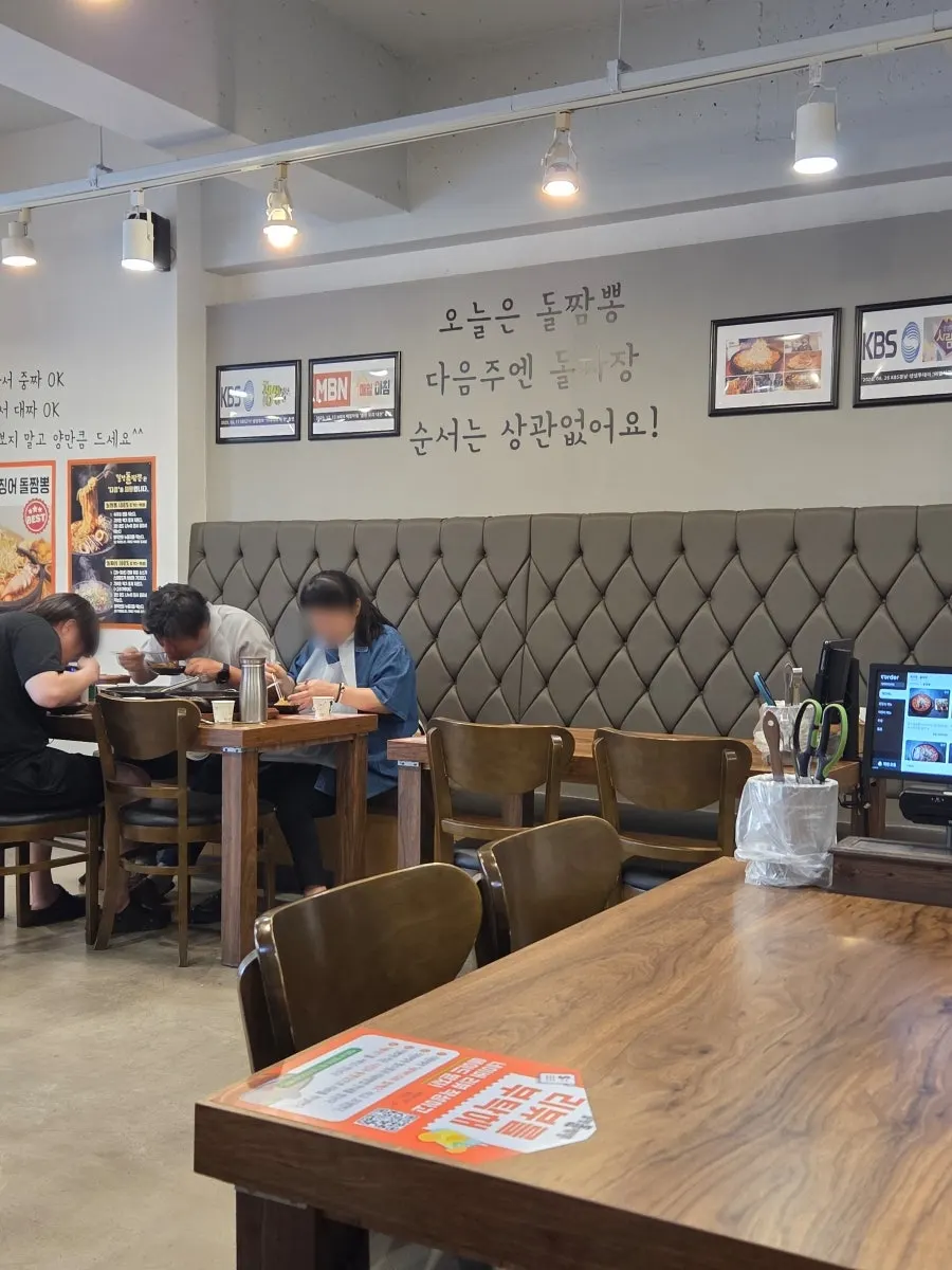 ミリャンドルチャンポンの広い店内