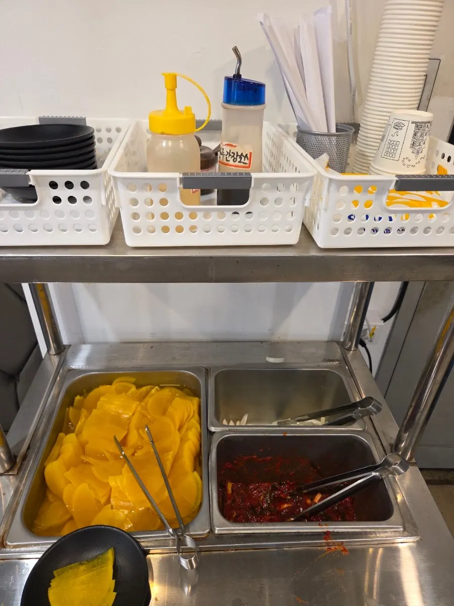 Self-service bar for extra side dishes