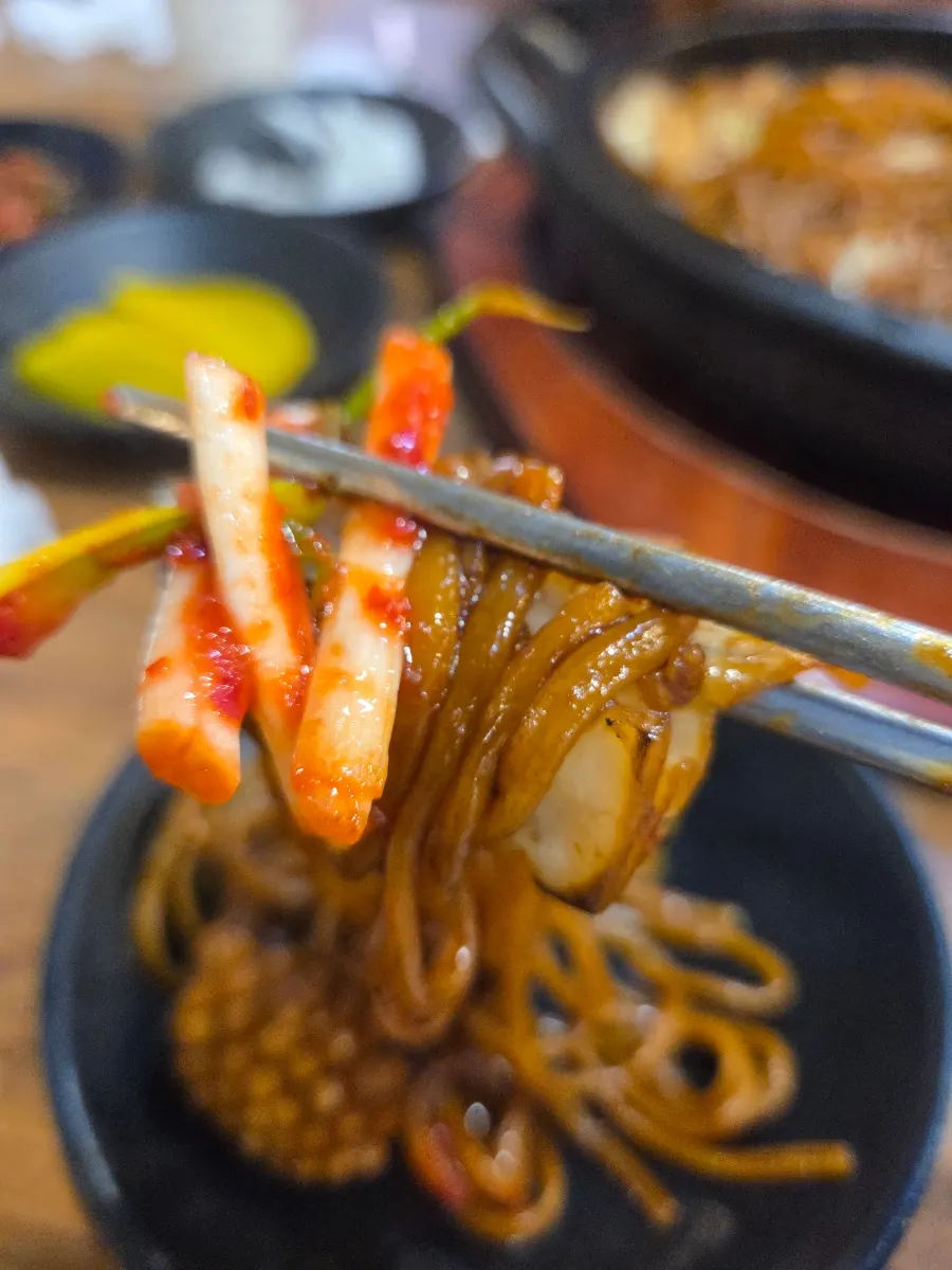 Green-onion kimchi served with stone-plate jajangmyeon