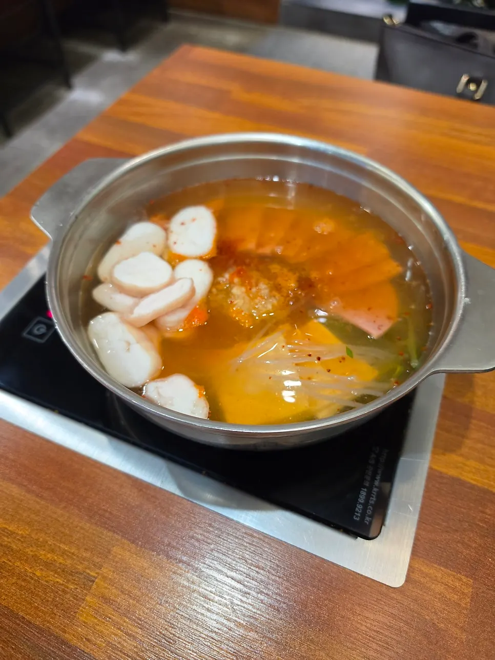 부대찌개와 밥 라면사리 상차림