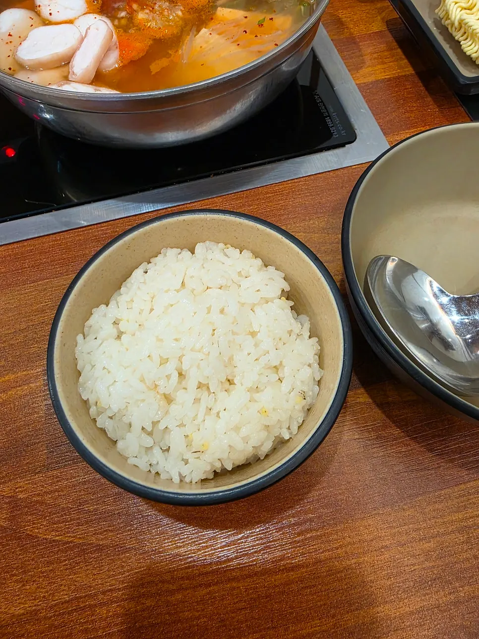 밑반찬을 곁들인 부대찌개 상차림