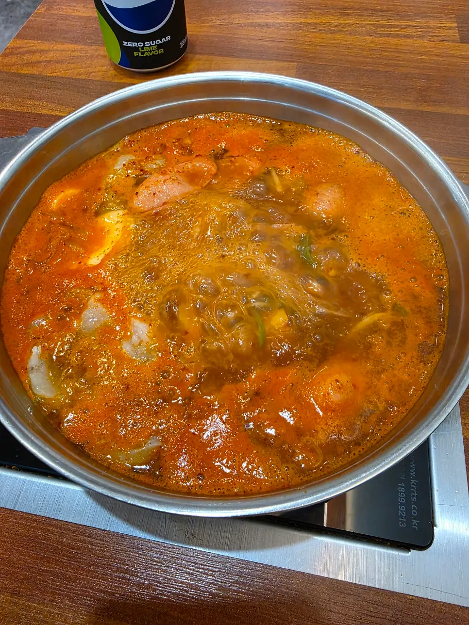 대창 소시지 떡 야채가 든 냄비