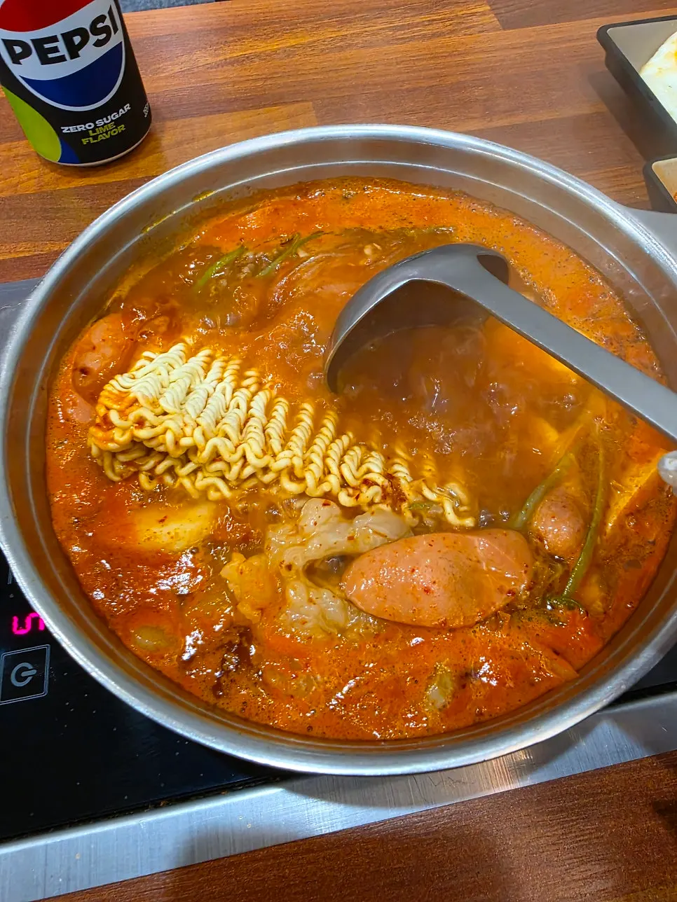 인덕션에서 끓이는 부대찌개
