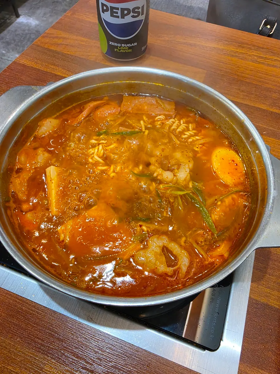 부대찌개에 넣은 라면사리
