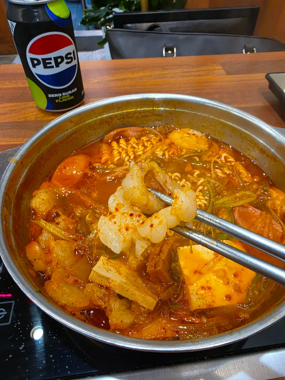 푸짐한 재료의 부대찌개
