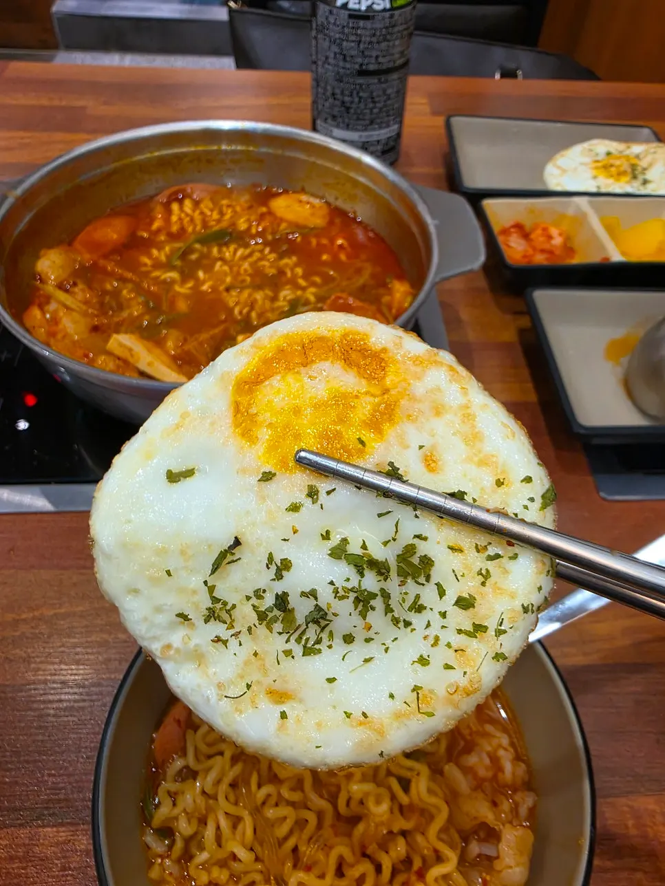 라면사리 위 계란프라이 조합