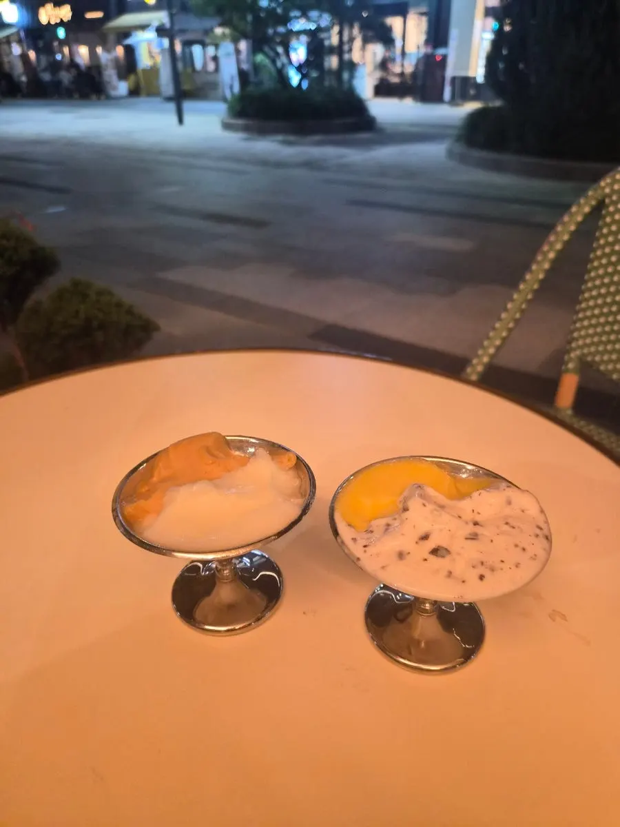 오렌지와 스트라차텔라 젤라또 컵