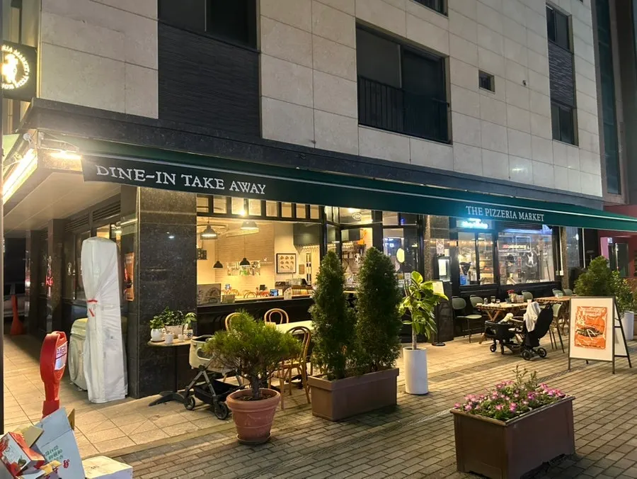 더피제리아마켓의 아늑한 내부