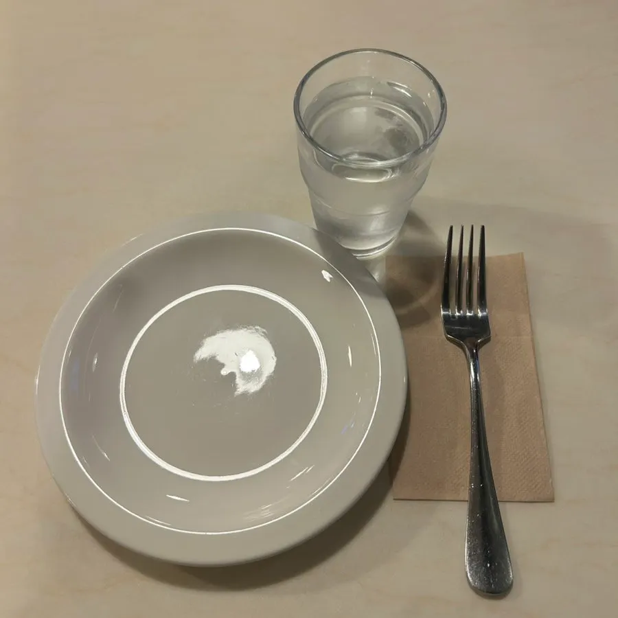 가지런히 세팅된 식기류