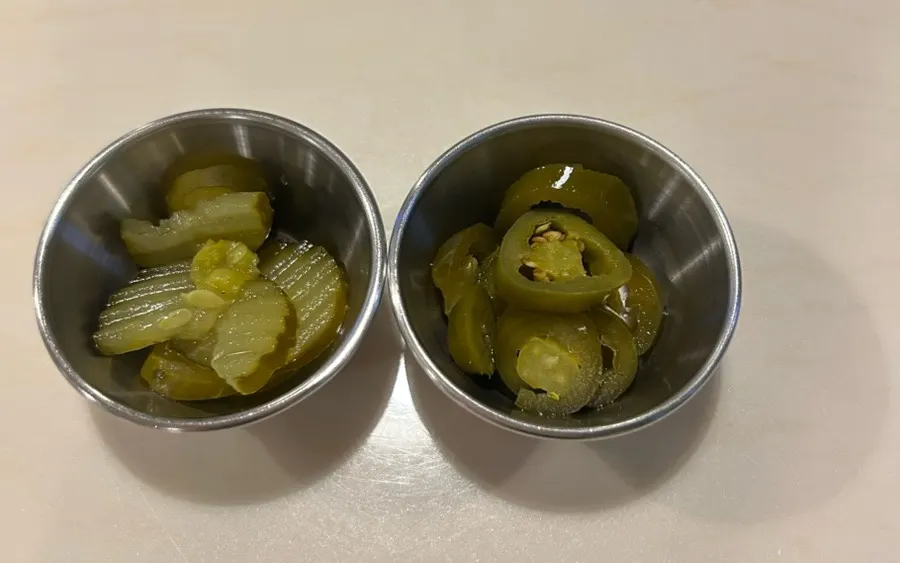피클과 할라피뇨 셀프바