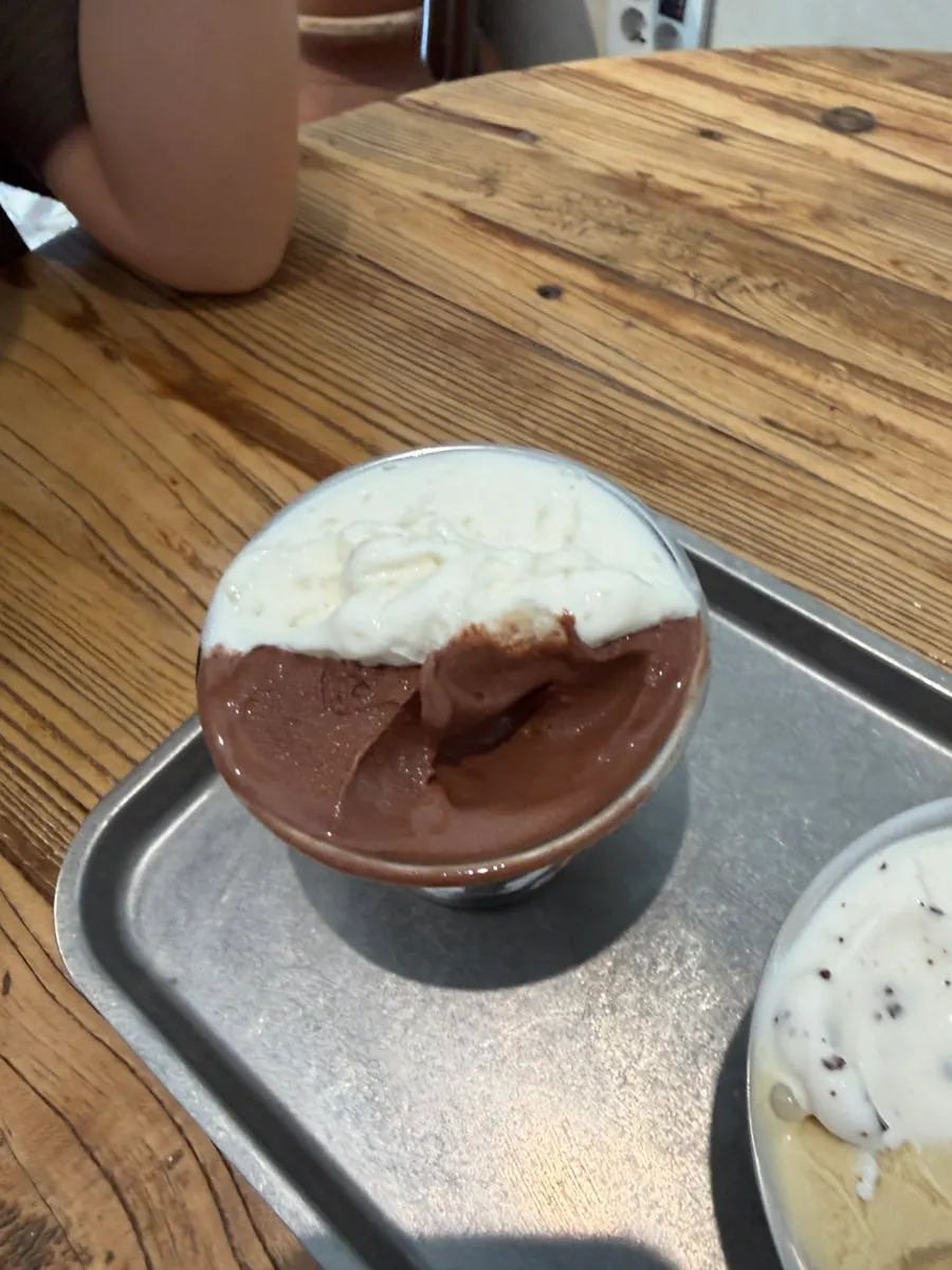 여러 맛 젤라또를 함께 먹는 모습