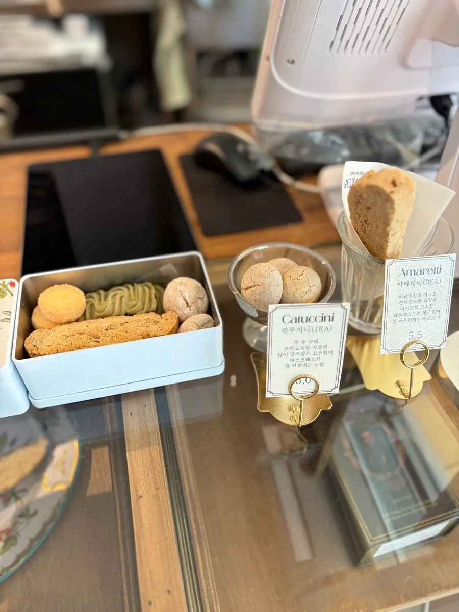 여러 맛을 나눠 먹는 젤라또