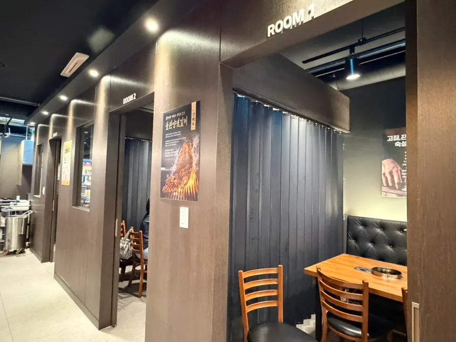 넓은 테이블이 있는 한마음정육식당 매장