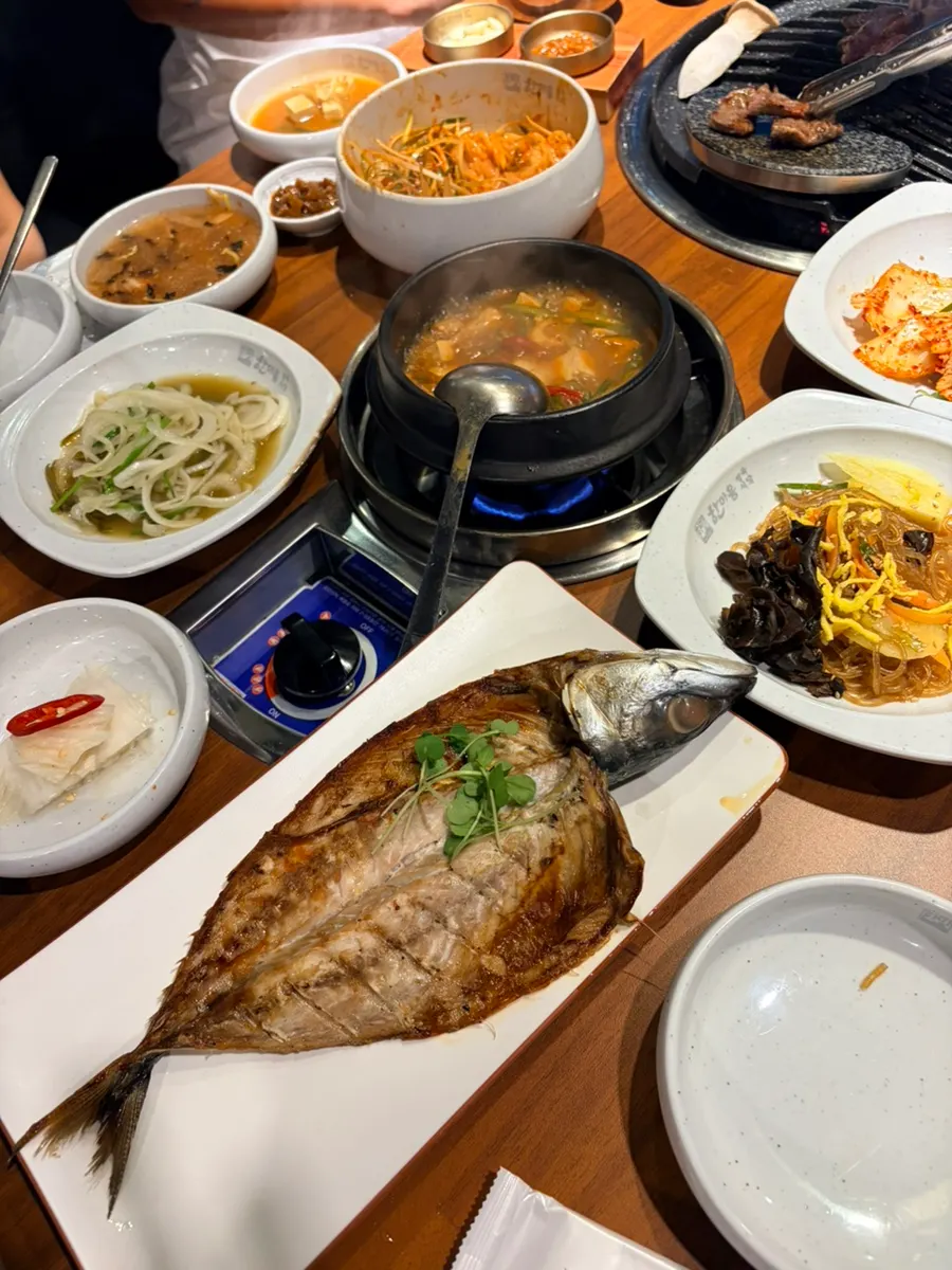 다양한 기본 반찬과 된장찌개 상차림