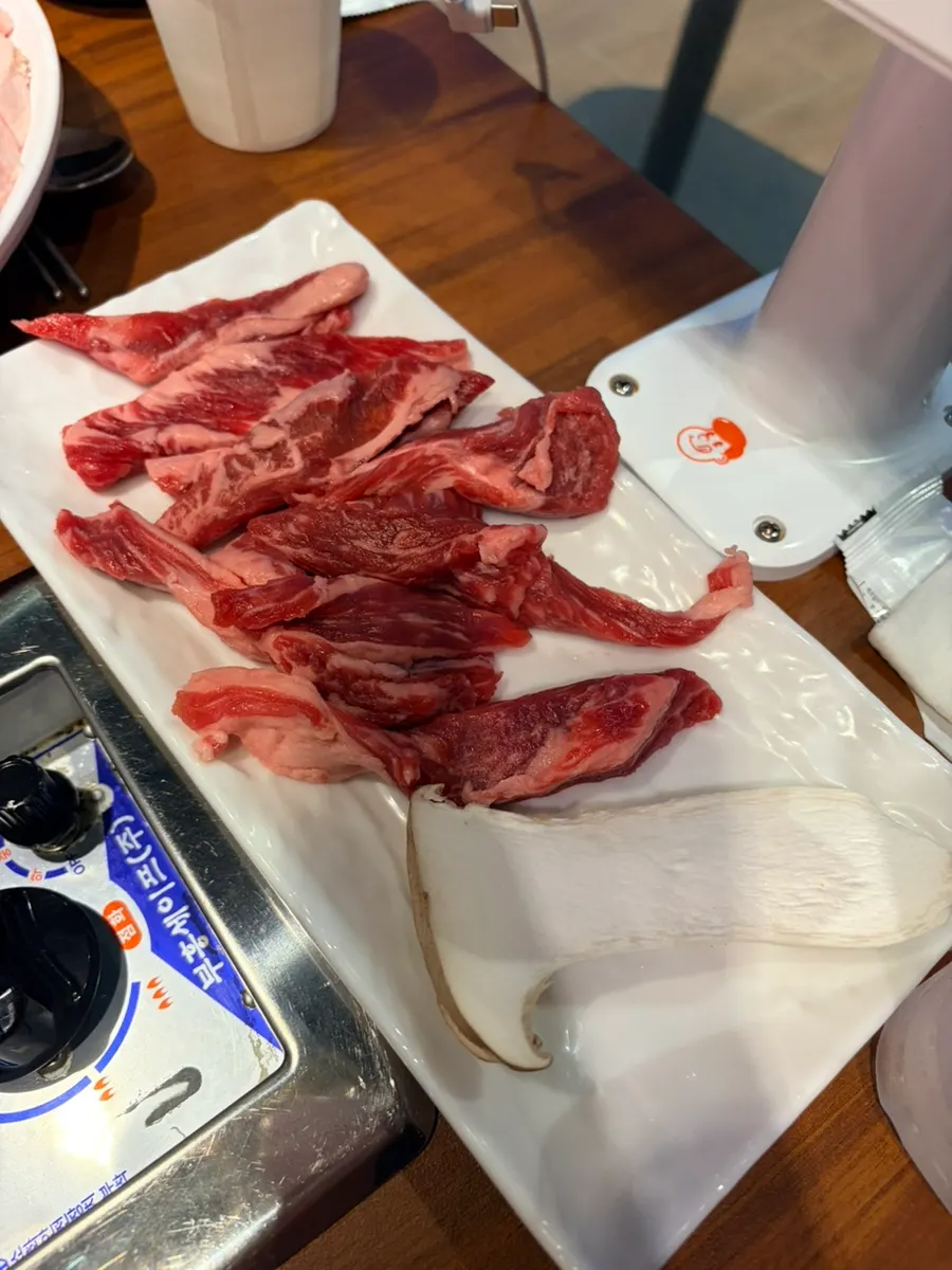 푸짐하게 차려진 고기구이 기본 찬