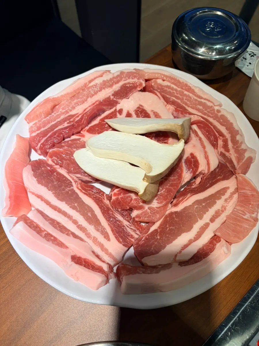 부드럽고 고소하게 구운 소고기 갈비살
