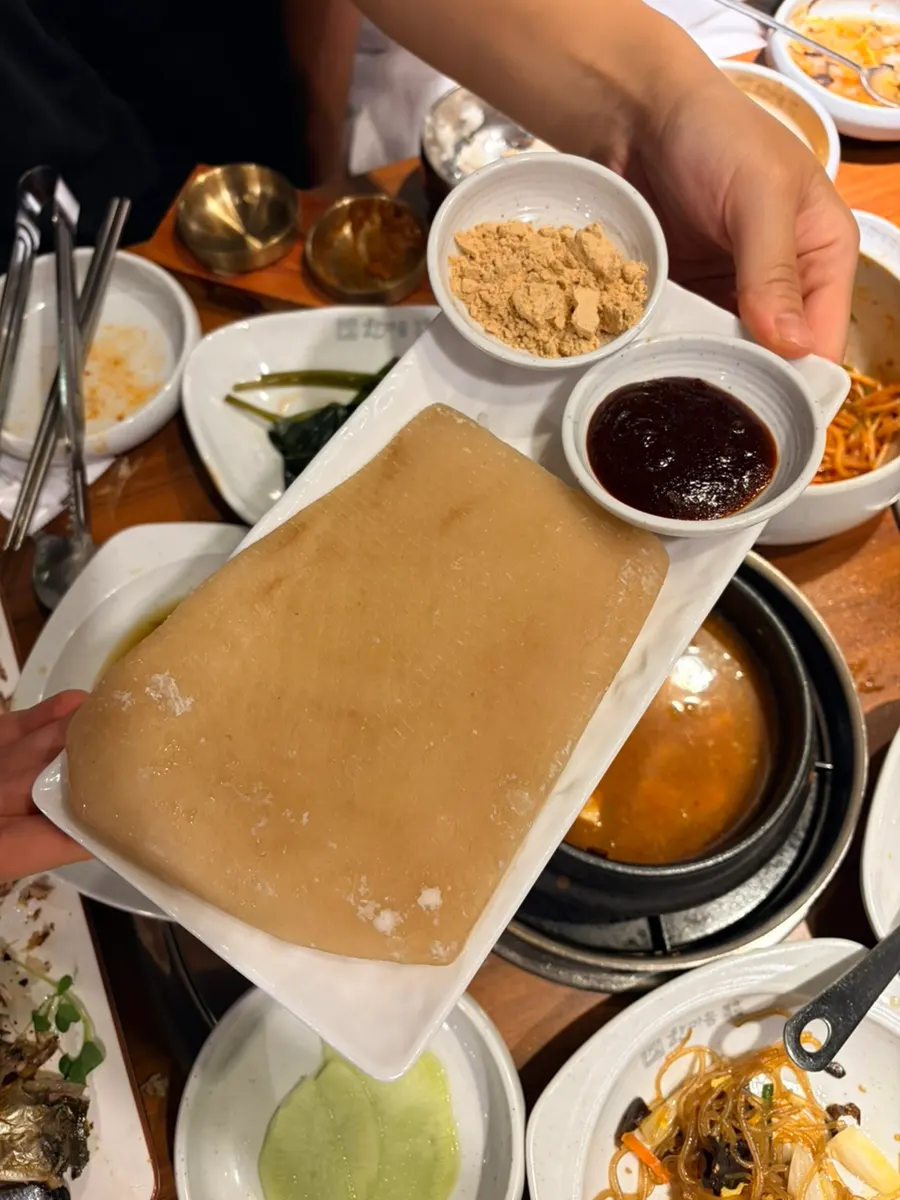 다양한 부위로 구성된 돼지 모듬