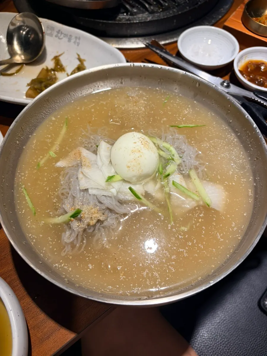 매콤한 소스와 인절미 소스를 곁들인 돼지껍데기